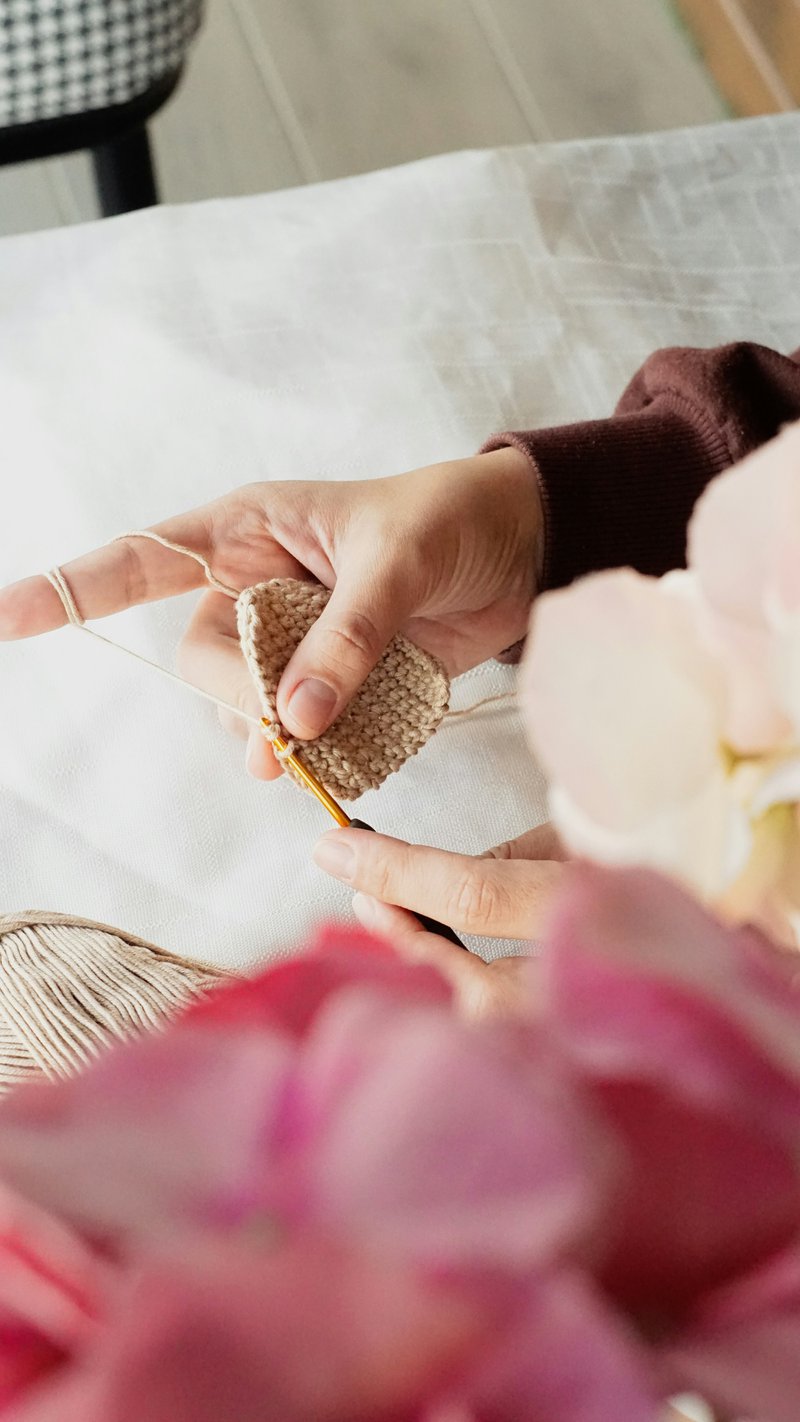 Crocheting a small sample (Photographer: Duygu Güngör)