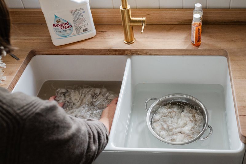 Helpful tools to use for scouring raw fleece at home (Photographer: Samantha Gehrmann)