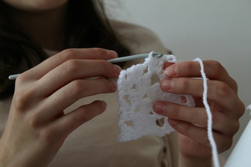 Crocheting a small square (Photographer: Lucia Macedo)