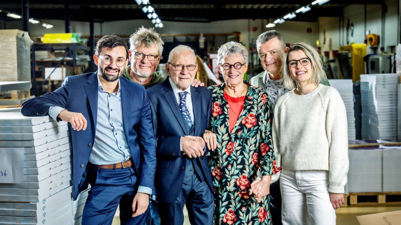 Nederland, Zaandam, 20 november 2024.
Winnubst Grafische Afwerking.
De familie Winnubst.
v.l.n.r. Tom (3e generatie) Peter (2e generatie) Jan (oprichter, 1e generatie) zijn vrouw Toos, Albert (2e generatie en Maxime (3e generatie)
Fotografie: Jean-Pierre Jans