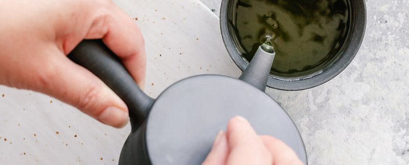 Biotona Imperial Gyokuro wordt voorzichtig in een kopje gegoten.