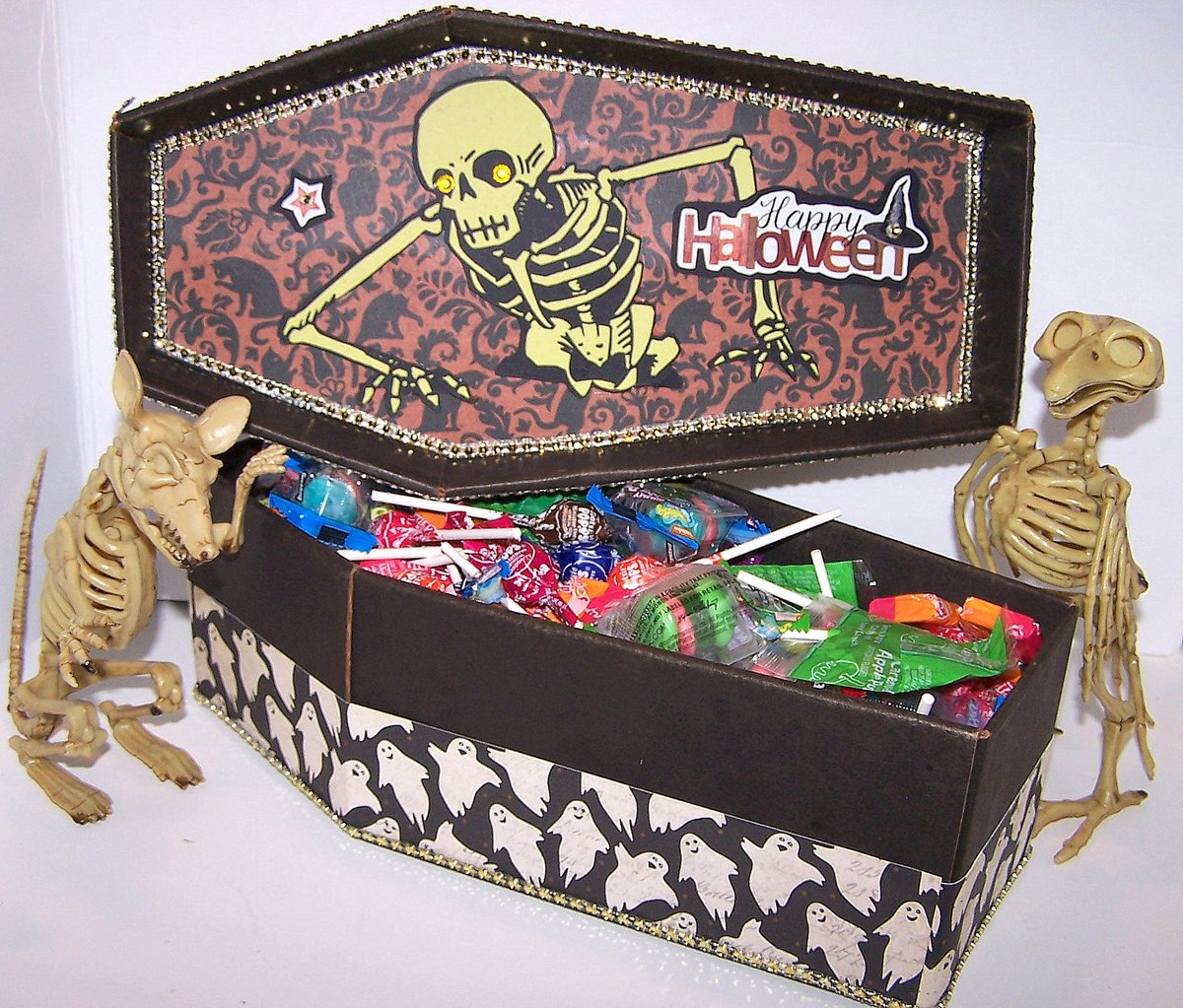 How to Make Your Own Spooky Halloween Candy Dish