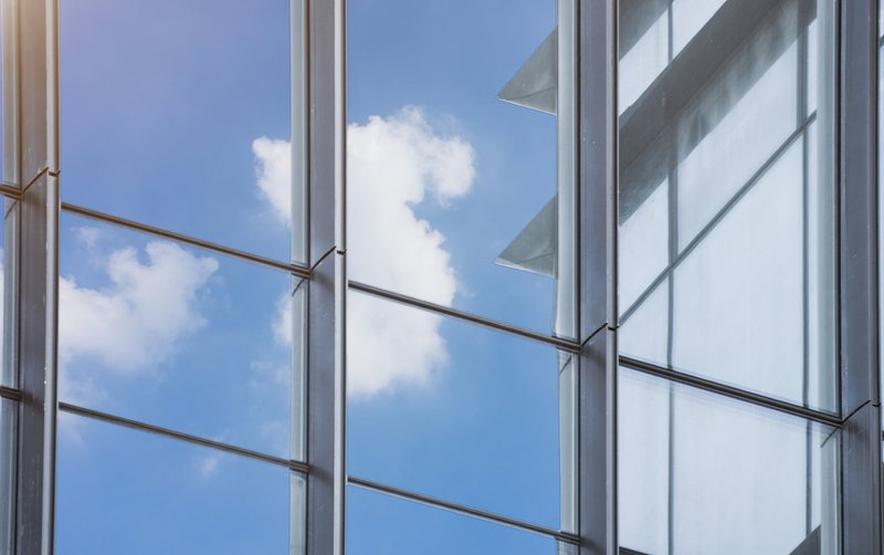 Building with laminated glass windows