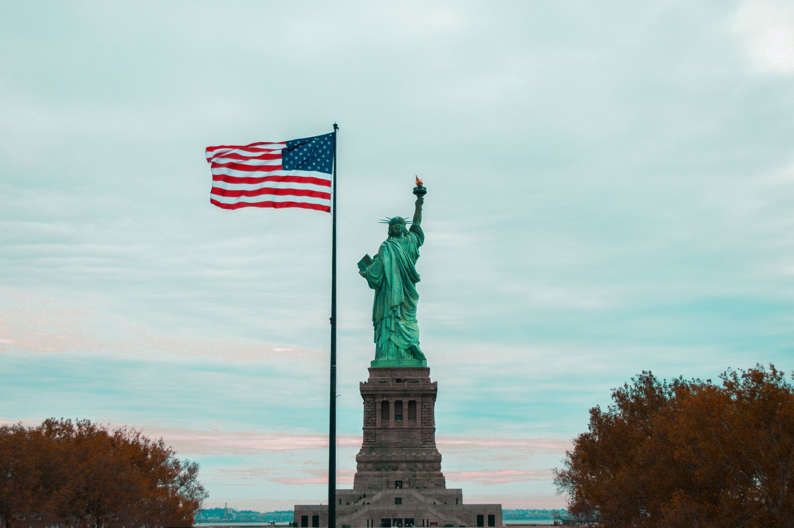 The US flag and the Statue of Liberty, symbols familiar to everyone looking for a US citizenship application.
