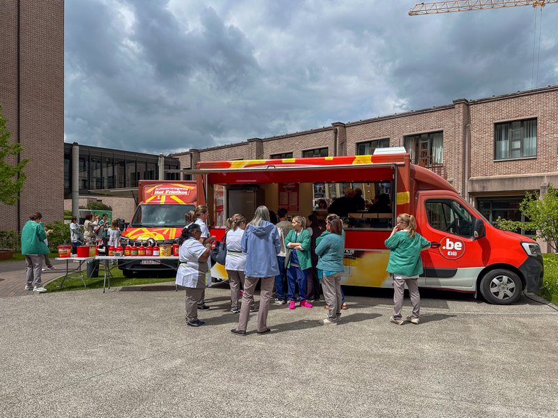 Collega’s van Sint-Trudo Ziekenhuis aan de frituurwagen tijdens Dag van de Zorg