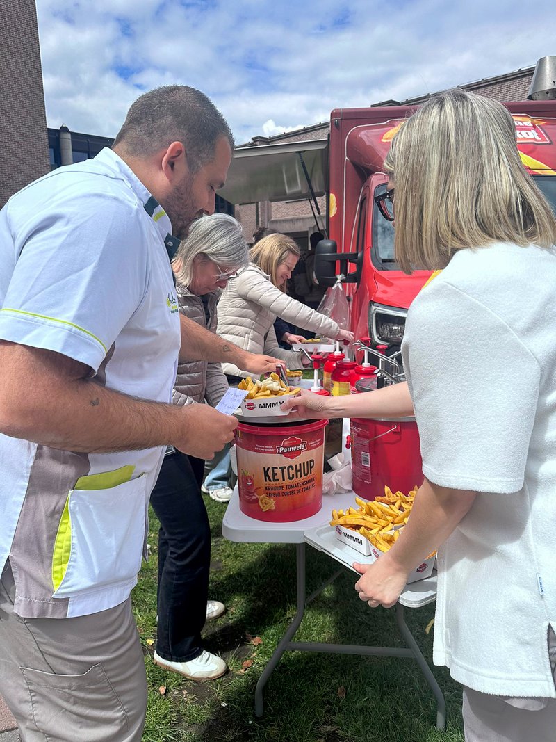 Collega’s van Sint-Trudo Ziekenhuis smullen frietjes tijdens Dag van de Zorg