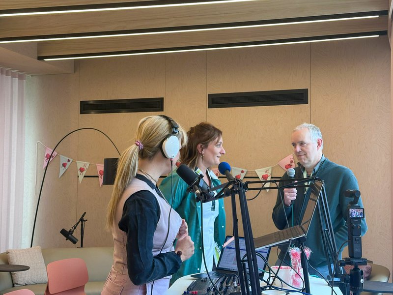 Medewerkers van Sint-Trudo Ziekenhuis aan de microfoon tijdens Dag van de Zorg