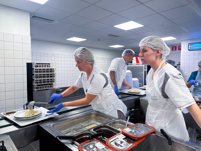 Directielid aan de slag in de distributiekeuken.