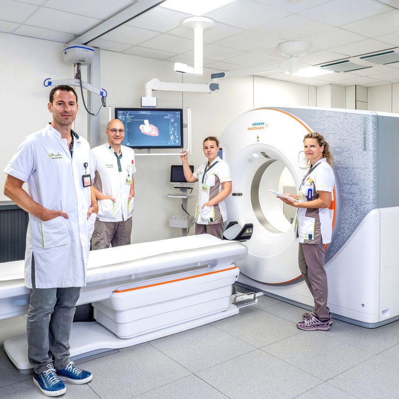Team radiologie van Sint-Trudo bij de photon-counting CT-scanner