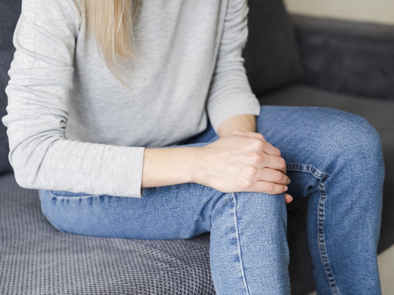 Woman with knee pain.