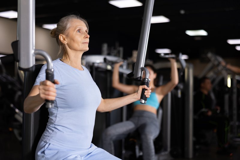 Strengthening the arms, shoulders, and core before surgery can help maintain independence during the early phases of knee replacement recovery.