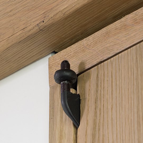 détail de la porte en chêne