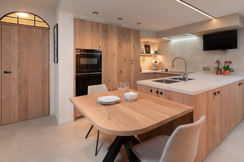 Eiken keuken met eettafel