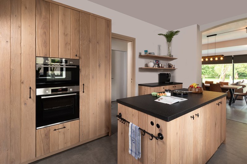 Eiken keuken met keukeneiland