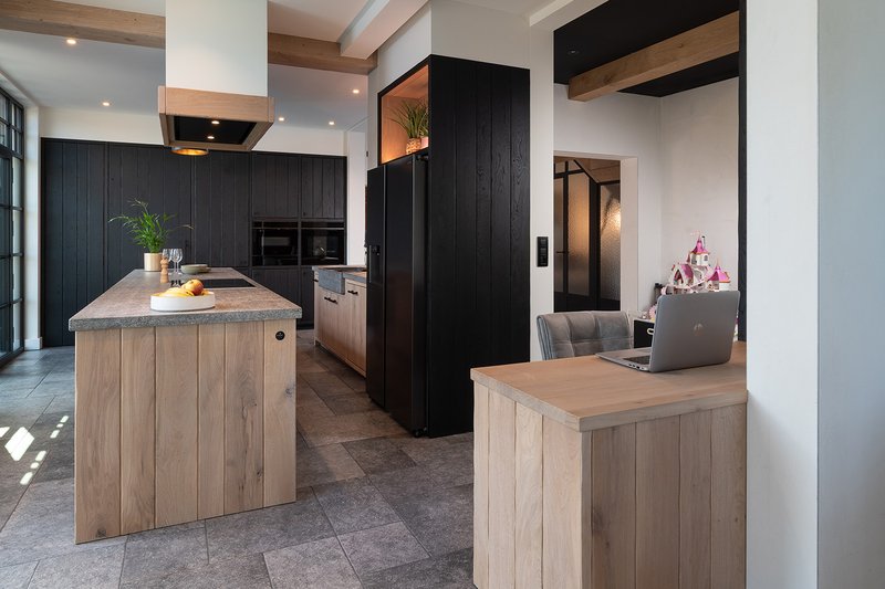 Moderne keuken met zwarte eiken kasten