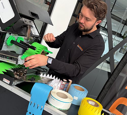 Label specialist Daan bezig met labels in de Toshiba BX620T