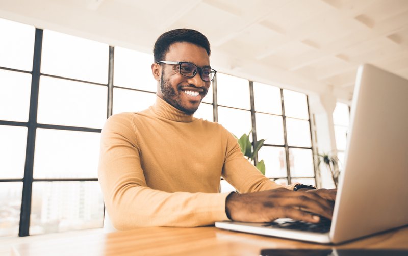 Man using AI to create B2B blog topics.