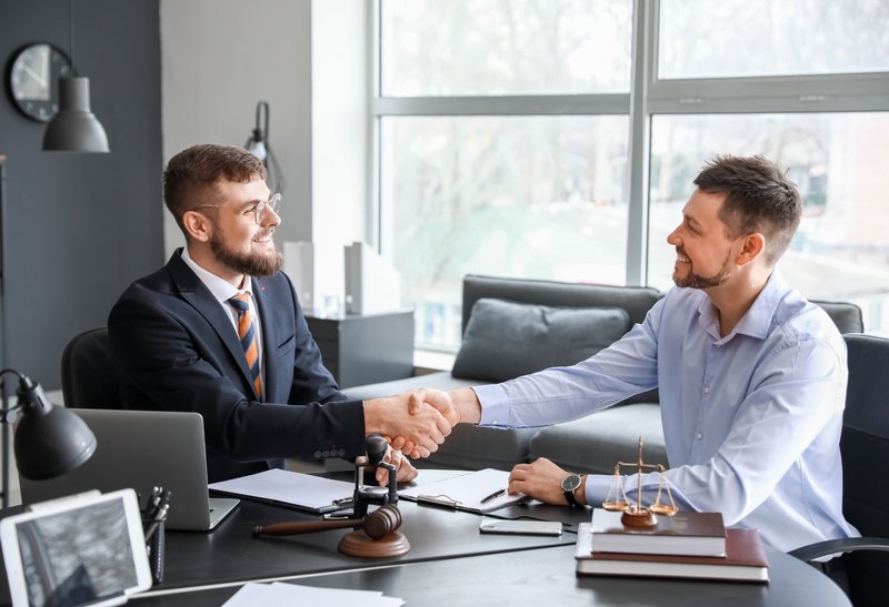 difference between litigation and arbitration