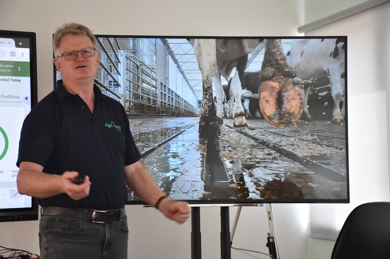 Mike Jones legt de onderzoeksresultaten van AI uit