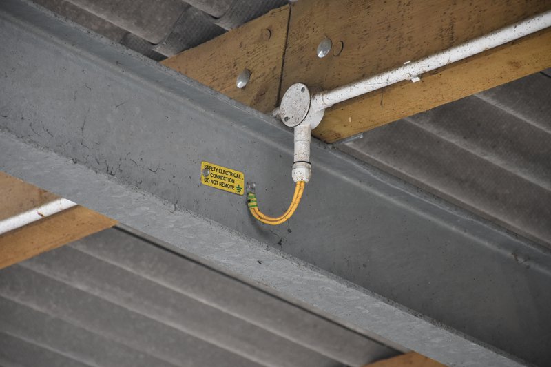 Aarding van alle metalen onderdelen