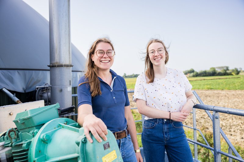 ADINKERKE -- Lisa Deraedt en Céline Wyffels