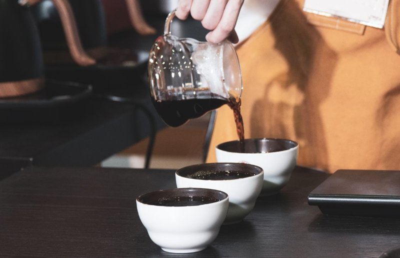 pouring coffee on multiple cups for coffee flavor development