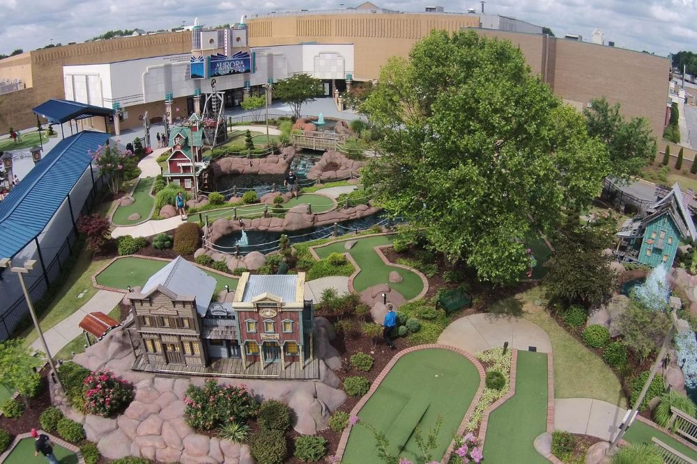 mini golf players
