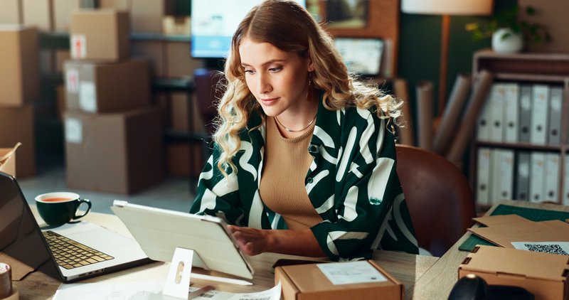 Accountant using procurement intelligence software.