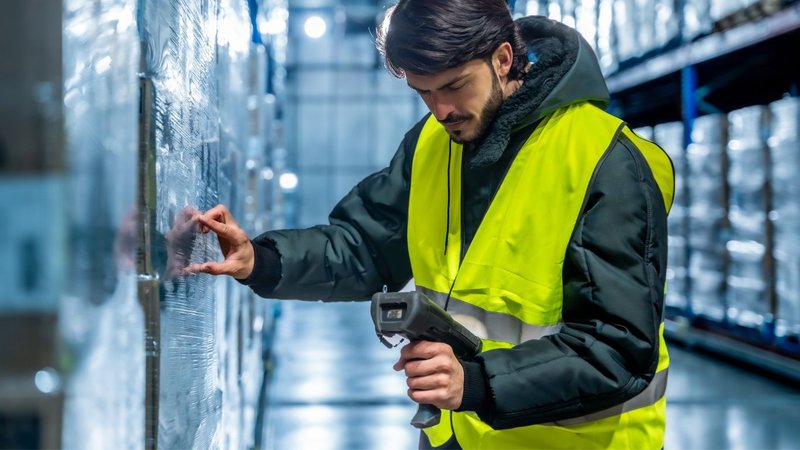 Safe pharmaceutical logistics storage with temperature control and traceability