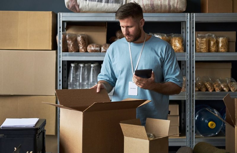 warehouse staff preventing losses and mis-shipment with scanning