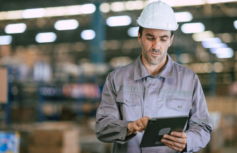 warehouse supervisor tracking inventory using integrated distribution software