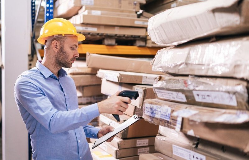 checking LPN labels on warehouse parcels