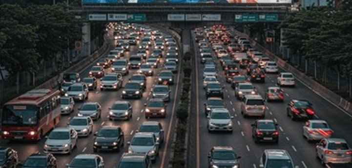 Heavy highway traffic illustrating the high-volume corridors evaluated through billboard location analytics.