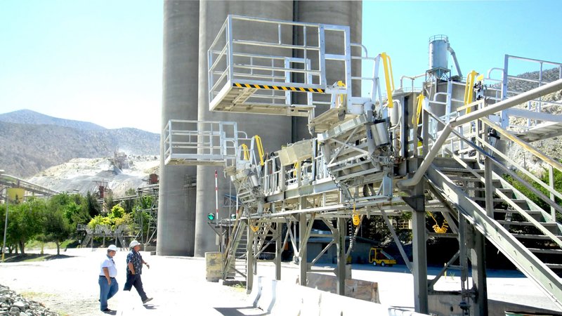 This shows an adjustable platform access for trucks and tankers