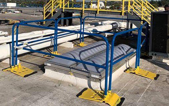 Non-penetrating guardrail system surrounding a rooftop skylight for OSHA-compliant skylight fall protection