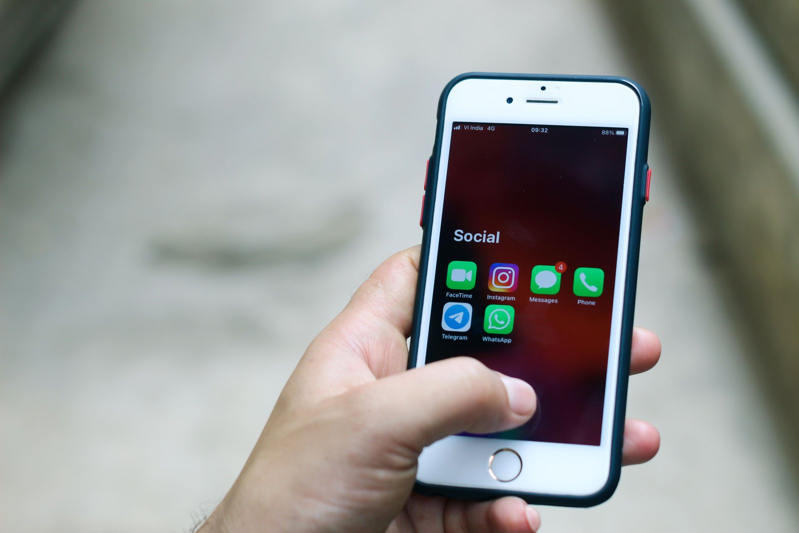mobile discovery through messaging apps