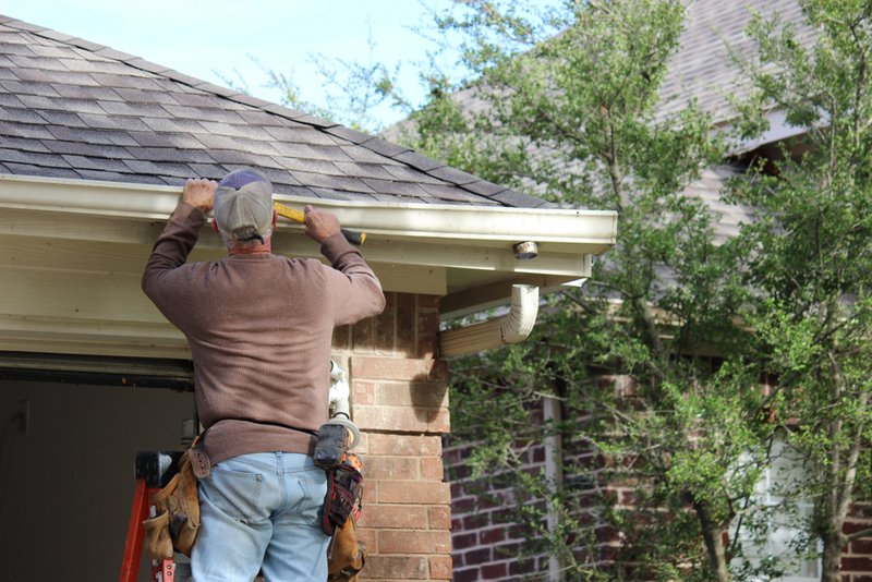 installer of gutter service business in maple grove