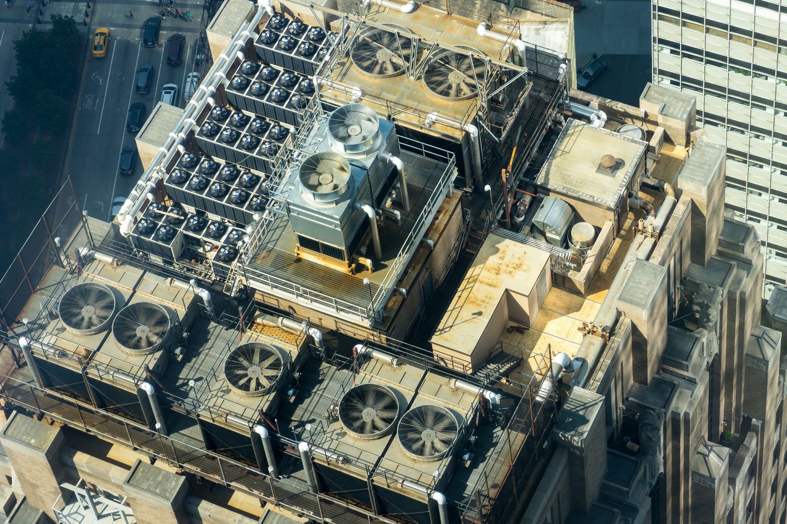 A commercial building with HVAC installations at the rooftop as a part of the BAS vs BMS conversation.