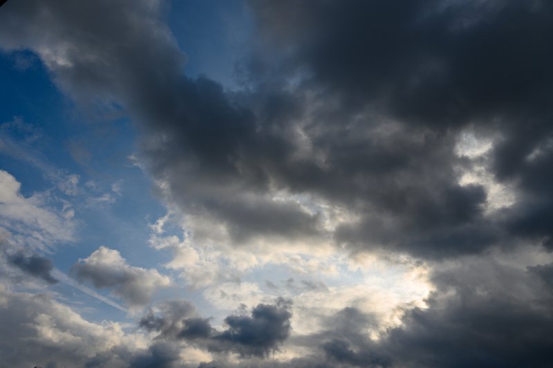 Cumulonimbus and anvil clouds as visual thunderstorm warning signs