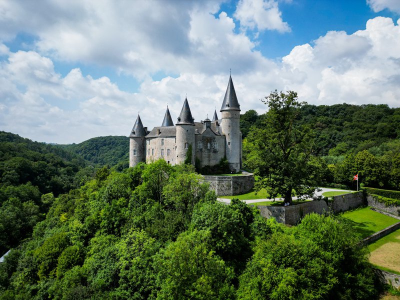 L'un des nombreux châteaux de Wallonie, niché au cœur de collines verdoyantes