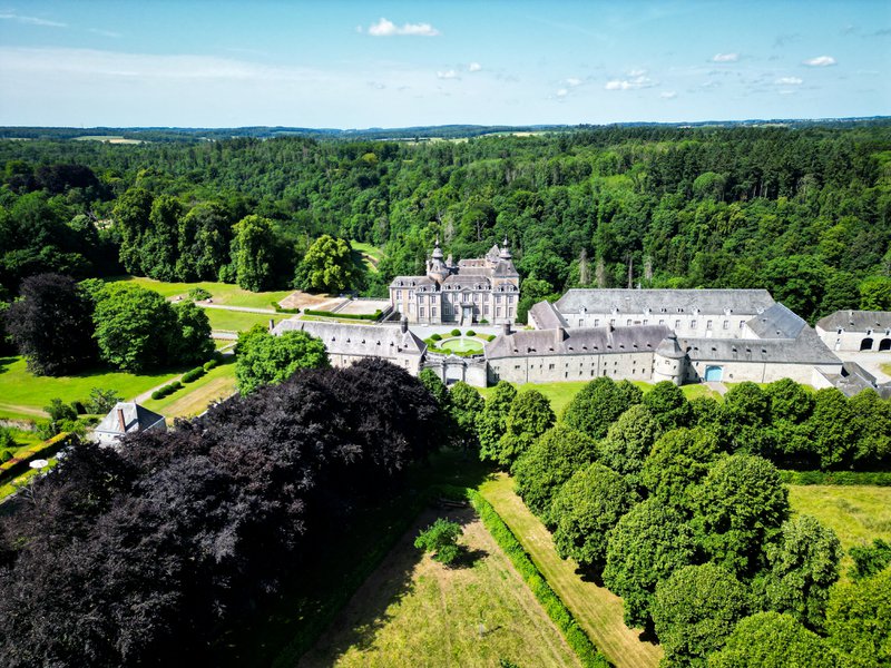 l'un des nombreux châteaux dans les Ardennes, entouré de parcs et de forêts verdoyantes