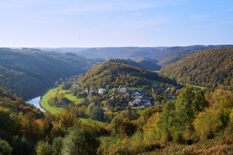 Campings en Ardenne: point de vue sur Frahan et la Semois.