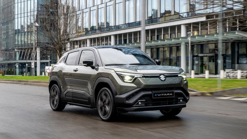 Suzuki e Vitara vue de 3/4 avant devant des batiments en ville