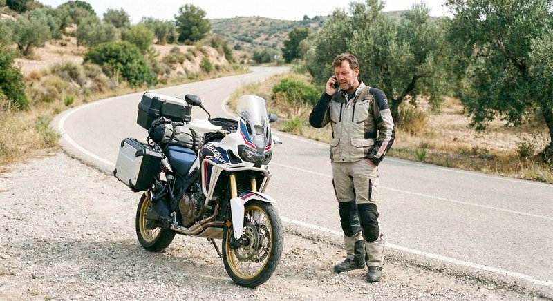 Un motard appelle l'assistance routière Touring après une panne de moto à l'étranger.