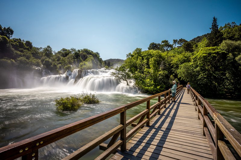 wandelpad langs rivier met waterval in Kroatië