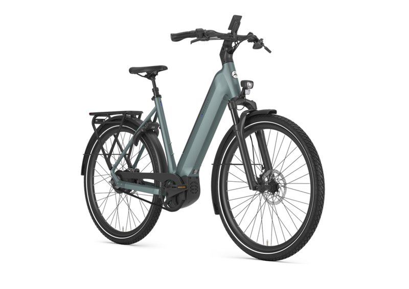 strakke smaragdgroene fiets van het merk Gazelle op witte achtergrond
