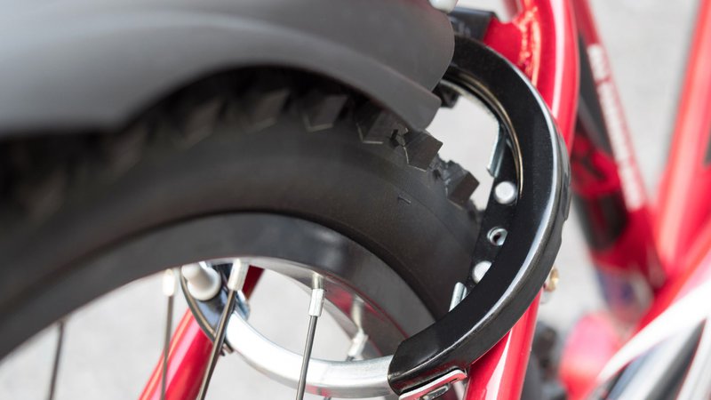 Cadenas à anneau sur un vélo rouge.