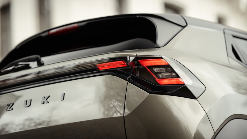 Feu arrière LED du Suzuki e-Vitara, détail du design du SUV.