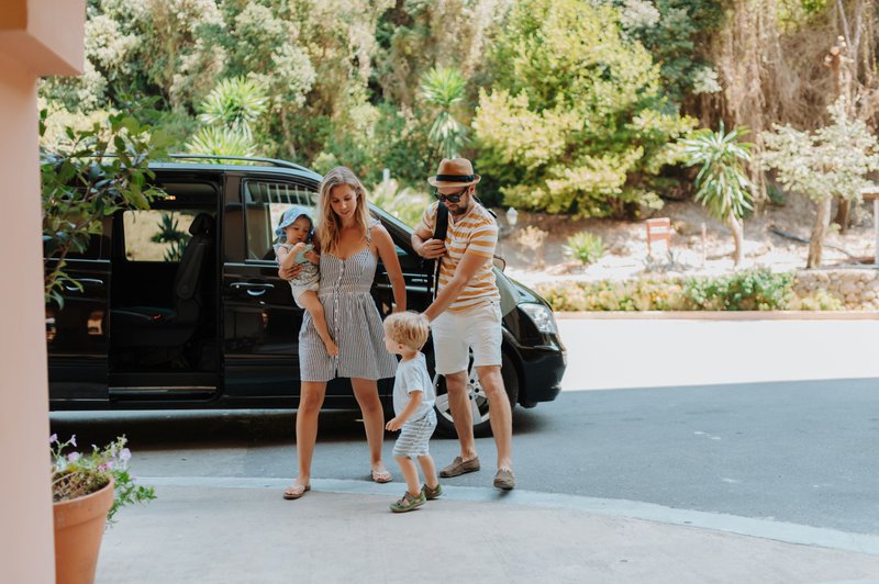 Des parents avec leurs tout-petits à leur arrivée à l'hôtel