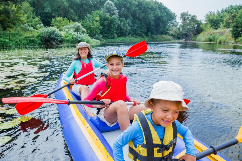 Vacances avec les enfants - faire du kayak sur une rivière